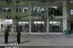 #快递员怒斥保安阻挠学生取校外快递：侵犯学生权益 引得一众学生拍手称好视频封面