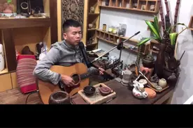 最近粉丝推介了这首歌，甚是喜欢，自己也对一些人和事释怀了。人生不细，寥寥无几，感知内外，必定解忧。#粤语经典 #吉他🎸弹唱 #仇云峰#半真半假