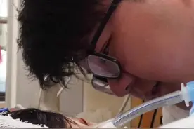 我多想能多陪你一场，这一吻就是永别…