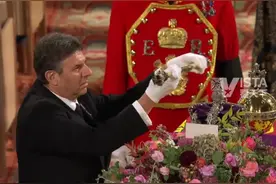 英国女王下葬仪式：伊丽莎白二世的王冠、权杖等被从棺椁上取下，查尔斯三世含泪目送其棺椁降至地下视频封面