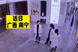 9月10日广西南宁，护士小姐姐疯狂奔跑踩点上班，同事：一分钟坐电梯，三十秒换装。#上班#护士视频封面