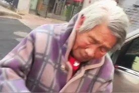 12月10日，河北邢台，大娘骑三轮不小心刮蹭汽车，当即从一把零钱中拿出唯一的两张一百元赔偿。小伙被大娘的真诚感动，最终没有收钱…视频封面