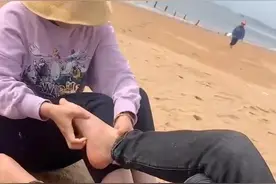 海边玩游戏，输了的人挠脚心30秒，这酸爽的滋味隔着屏幕都能感觉得到#玩沙子 #海阳 #一起看海 #阳光沙滩 #࿆生活明朗万物可爱 视频封面