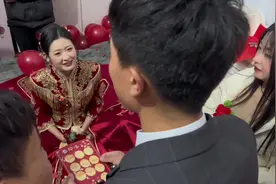 妹妹要出嫁了，伴郎伴娘也做起了游戏，顺便撮合一对视频封面
