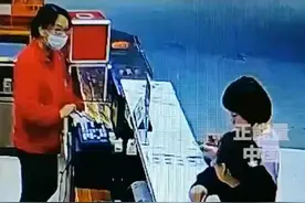 老人坐轮椅不小心从电梯上滑落下来，女孩看到后奋不顾身用自己的身体挡住，你奔跑的样子真美#正能量#感动视频封面