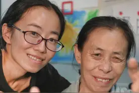 单亲女孩休学照顾妈妈三年又陷困境：研究生学籍将注销，妈妈却一刻离不开人。这个坚强的女孩对未来充满着期待……视频封面