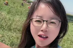 900亩千斤红正在采摘中，这里的工人每天可摘一千多斤辣椒，每天可挣200-400元不等，这一个辣椒产业确实带动了当地太多太多的叔叔阿姨就近就业了！#新农人计划2022 #我的乡村生活 #乡村守护人 #乡村振兴 #丰收的季节视频封面
