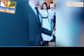 49岁杨钰莹现身被大妈说“同龄人” 幽默回应尽显高情商。视频封面