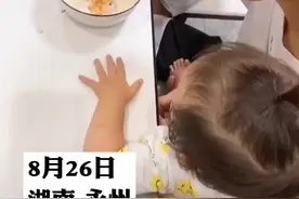 15岁双胞胎哥哥照顾1岁多双胞胎妹妹，一人抱一个让网友直呼羡慕！视频封面