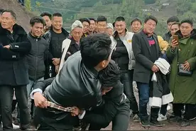 彝族婚礼摔跤记录，这个摔跤意义重大是比男方女方谁家赢以后家里谁做主♥做为女方送亲的哥哥弟弟都会拼尽全力赢得比赛视频封面
