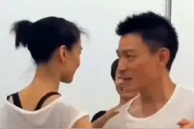 刘德华高圆圆两人贴身热舞，高圆圆这个小迷妹看到偶像似乎很紧张，跳舞过程中出现几次小状况！#刘德华 #高圆圆 #男神 #女神 #热门 #华仔 视频封面