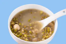  夏日解暑的绿豆汤，减脂期可以喝吗？#健康减脂 #减肥小知识 #吃瘦不饿瘦 #路过的知识 视频封面