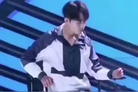 #王一博肖战  101现场直拍，耳返分你一半装不熟，看私教效果如何！看孔雀如何开屏！@DOU+小助手#求捞视频封面