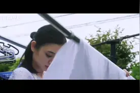女子的美腿让所有男人痴迷，土豪老头为了独占，花2亿买了这双腿视频封面