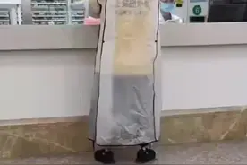 生活不易！#骑手双腿残疾穿假肢坚持工作 我们还抱怨什么呢？视频封面