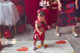 周岁抓周抓了个包子。寓意有口福，衣食无忧，可成为美食家或大厨👨🏻‍🍳怪不得柠檬吃辅食吃的这么好😂#宝宝抓周视频封面