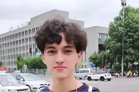 北大门口惊现最帅学霸，颜值逆天！今天跟大家分享一下外国人怎样去北大上学！#说给2022新生的悄悄话  #2022开学季  #北京大学 视频封面