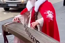 海外华人小姐姐在外国街头奏响#我的祖国 表达对祖国的热爱！彈古箏是仙樂飄飄的@碰碰彭碰彭  #古筝 #弘扬国乐视频封面