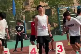 武科大运动会一男选手突然怒吼气势强大，旁边的男生不断调整比赛姿势，就问你怕不怕！视频封面