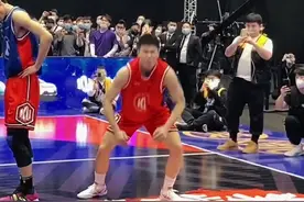 这绝对开了自动瞄准挂了~@赖益烨_ #决战巅峰球场视频封面