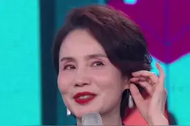 原来徐俐老师是央视第一个戴耳环的新闻主持人，带耳环，烫大波浪。引领了主持界的潮流。这穿搭，现在看来也很时髦视频封面