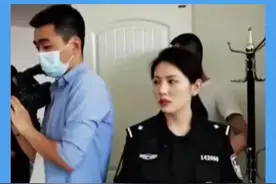 警花抓捕现场，发现嫌疑人是高中同班同学视频封面