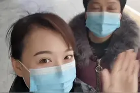 有一种幸福叫陪妈妈买衣服，世界上最幸福的莫过于和老妈在一起的时光，细碎的光阴，温柔的陪伴，就是这么简单😘@DOU+小助手 @抖音短视频 视频封面