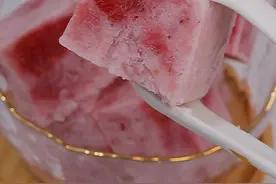 只需二种材料，不用奶油就能做出草莓冰淇淋，口感顺滑贼好吃#抖音美食创作人 #一口吃掉春天 #草莓 #冰淇淋视频封面