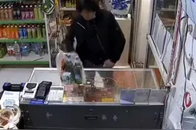 顾客拿酒瞬间玻璃桌面突然爆裂，剩下一脸茫然…你们知道是怎么回事么？视频封面