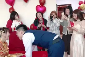 新郎当着大伙的面要亲新娘竟害羞了，笑死我了#接亲趣事