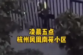 #杭州摇门大爷重出江湖 去年仅为抄近路去喝一元早茶疯狂摇门，今年因疫情歇了半年的大爷又准时“上岗”。视频封面
