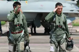 空军飞行员换发21式飞行服，颜值和战斗力都高到爆表视频封面
