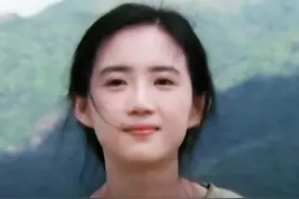 她一身正气，为拒绝“潜规则”削发为尼，又为孝敬父母重返红尘。#女神 #娱乐圈 #桑妮 视频封面