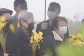 #他们手持金黄稻穗缅怀袁隆平 4月1日，在湖南长沙，袁隆平院士的夫人邓哲与后辈手持金黄稻穗，祭扫缅怀。清明将至，很多#长沙市民自发悼念袁隆平，将写满了寄语的卡片投入时空邮箱，寄托哀思。（央视新闻）