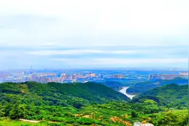 龙泉山俯瞰成都市，这里是成都最高的山峰——龙泉山视频封面