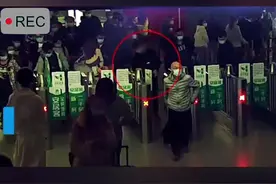 女子坐火车逃票，出站时为不补票，故意贴靠他人出站，被发现后拒不配合，还把怀孕工作人员推倒致其受伤。视频封面