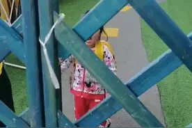 萌娃放学大哭，径直扑向陌生女子怀里，爸爸一旁着急大喊:那不是你的妈妈😂😂😂@帆王Wffff 视频封面