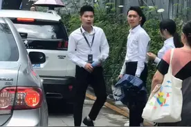 “街霸”二字，或许只有房地产业务员才知道，大热天累了睡草坪，醒了继续干，他们都是带着梦想来到深圳，努力！加油！视频封面