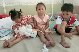 兄妹三人排队轮流抱小弟弟，哥哥在计时，每人抱一分钟。视频封面