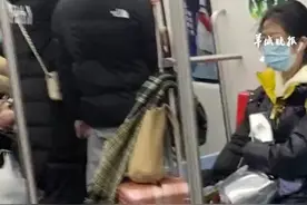大妈坐地铁手被门夹住，一路抬着手面无表情淡定应对，这波操作看呆其他乘客视频封面