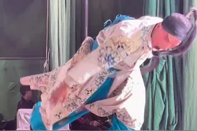 #90后传承戏曲文化 失误失误 马失前蹄 烫脚了 舞台没有表演完美 有点对不起观众😓视频封面