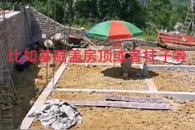 325水泥一般用来贴砖，切墙，粉刷！425水泥硬度高点，一般用来盖房顶，做基础等！价格一般一吨区别在30左右视频封面
