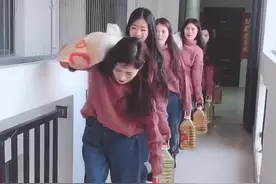 我爸说现在食堂严重缺粮，通知我们以后来娘家必须带米油面不然别进家门一天吃10代米多吗？一看不就是亲爸，晚播哦视频封面