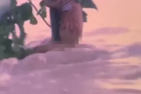 还记得1998年特大洪水中抱树9小时获救的小江珊吗？如今她作为民警奋战在一线#洪水 #英雄视频封面