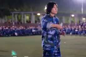 #山东军训有多硬核 军训晚会上女生表演双截棍。#淄博视频封面