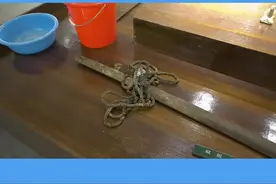曾经的汉正街处处都是挑着扁担来往的人群，现在却几乎很少看见了。
汉正街的扁担，都去哪里了？
#老武汉 #湖北汉正街 
#扁担 视频封面