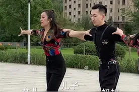 #上热门 #俊男靓女 #气场全开 #捕捉身边的美 #最美舞者 #每日一舞心情愉悦 火爆的一家三口广场舞视频封面