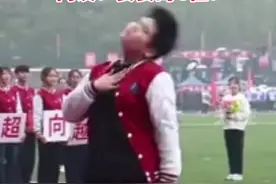 大学运动会开幕式，一男生跳舞惊艳全场！表情动作拿捏到位！#跳舞视频封面