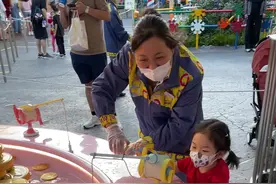 这个游戏的名字叫“火腿金币钓钓乐”，一等奖可是一只大号的猪猪哦！#上海迪士尼 #玩具总动员 #猪排博士 #火腿猪 #周末时光视频封面