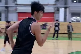 全场真的累😭不过好像找到一点打全场的乐趣了😏#平常心突袭校园 #路人王2022赛季视频封面